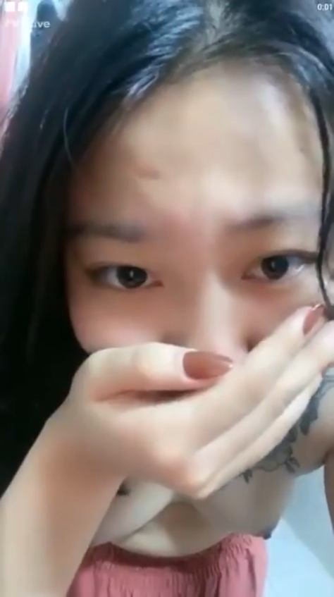 Cô gái xinh đẹp bị kéo ra đụ mạnh bạo ngay lúc đang livestream vì thằng kia đột nhiên nứng cứng không kiềm chế nổi.